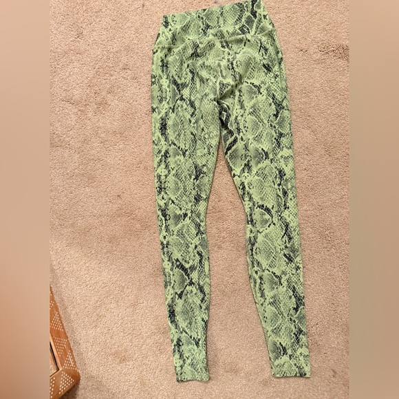 Alo Yoga High Waist Vapor Leggings in Neon Lime. NWOT. Size XS. - Picture 4 of 7